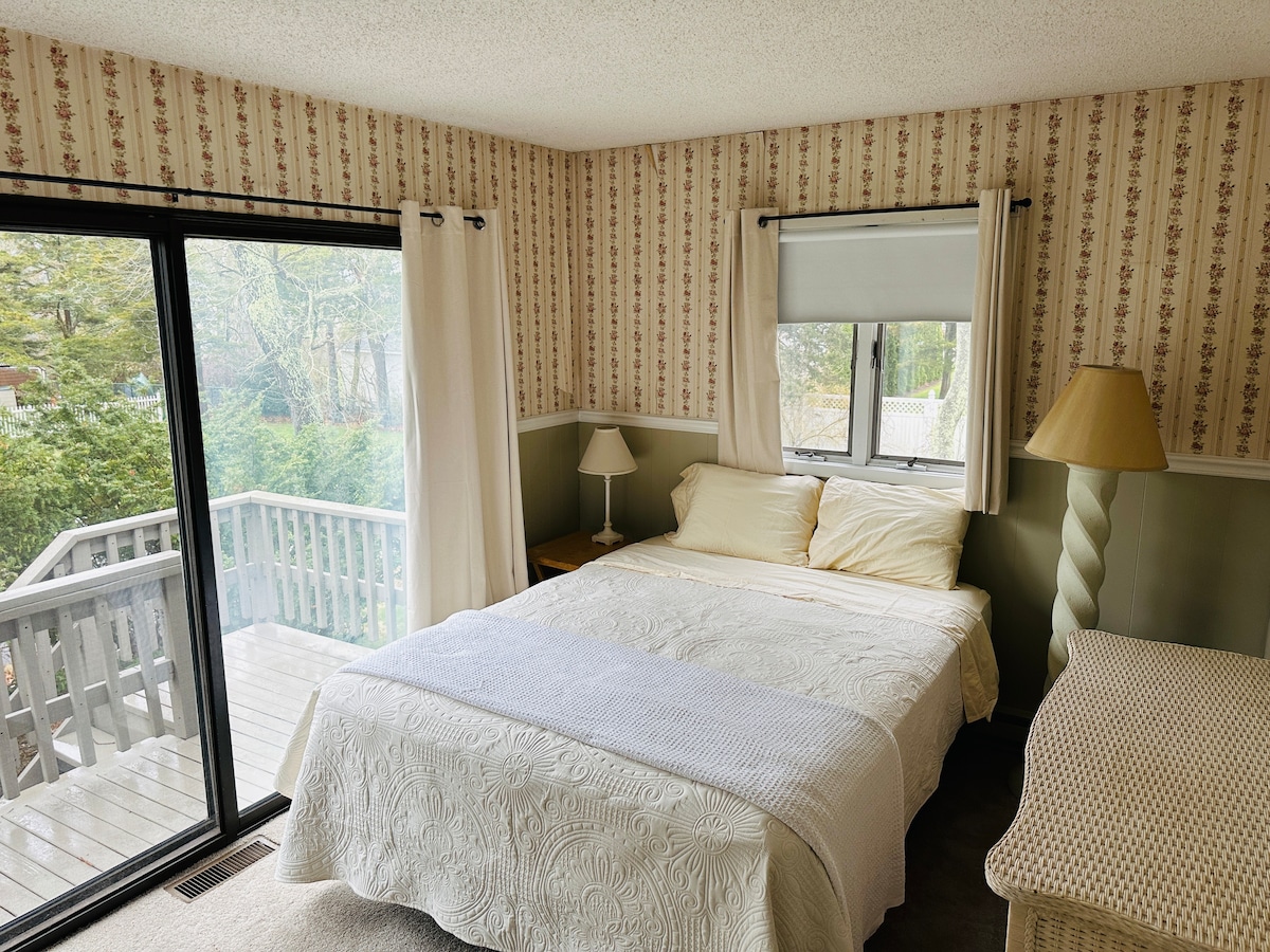 ห้องนอนใหญ่มีเตียงควีนไซส์ ตู้เสื้อผ้า และประตูบานเลื่อนที่นำไปสู่ดาดฟ้าส่วนตัวด้านข้างบ้าน เพลิดเพลินกับแสงธรรมชาติการเข้าถึงกลางแจ้งโดยตรงและพื้นที่เงียบสงบสำหรับการพักผ่อน 