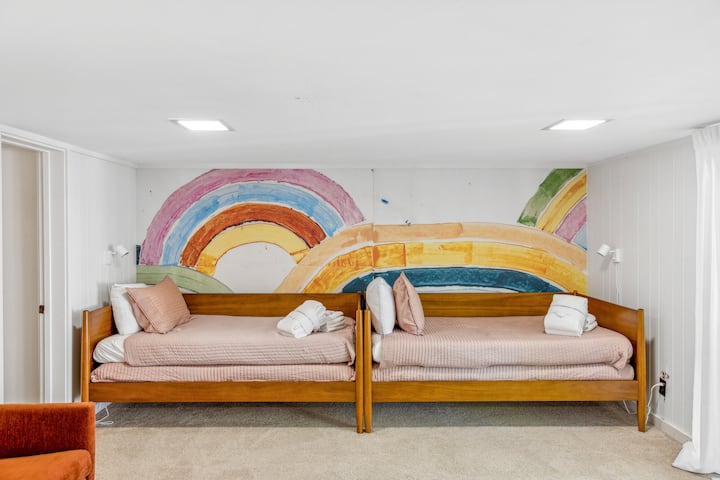 家庭游戏室-配备2张单人床，配备2个双人轮椅，营造适当的睡眠派对氛围