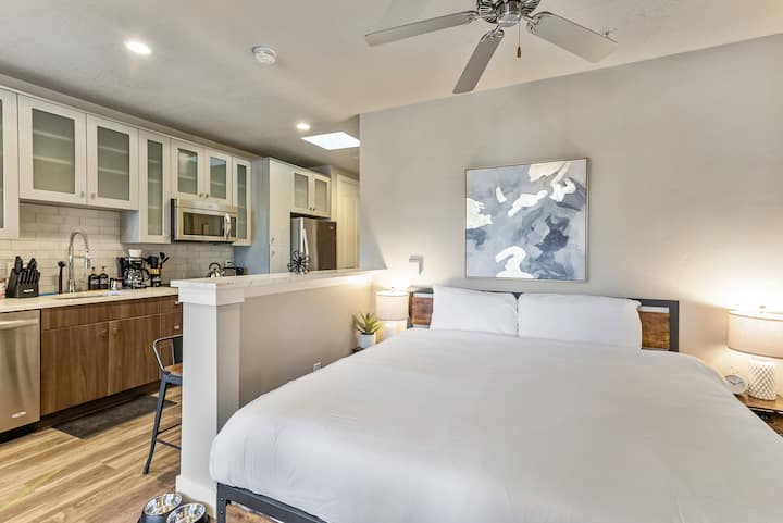 – Svijetla spavaća soba s velikim bračnim krevetom, udaljena nekoliko koraka od potpuno opremljene kuhinje i elegantnog dnevnog boravka – Idealan raspored za kratke ili duže boravke koji kombinira praktičnost s modernom udobnošću – Privlačna atmosfera savršena za parove ili samostalne putnike koji traže opuštanje 