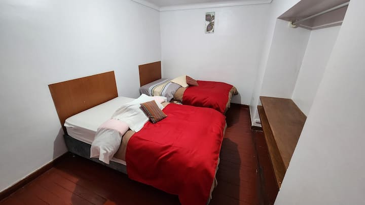 Chambre n°5 avec salle de bain partagée à l'extérieur de la chambre