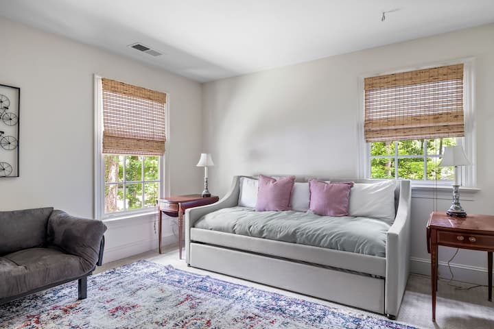 تقع غرفة نوم تراندل في الطابق العلوي. يتم سحب سرير تراندل هذا مما يخلق توأمين أو سرير كينج. تم تجهيز غرفة النوم هذه بمراتب العلامة التجارية الممتازة، ومنافذ شحن USB في كلا الحوامل الليلية لشحن أجهزتك الكهربائية بالكامل، وتلفزيون ذكي. 