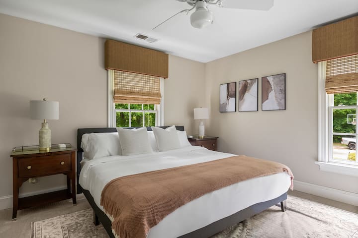 غرفة نوم بسرير كبير تقع في الطابق العلوي. تم تجهيز غرفة النوم هذه بمرتبة ممتازة من العلامة التجارية ومنافذ شحن USB في كل حامل ليلي لشحن أجهزتك الكهربائية بالكامل. 