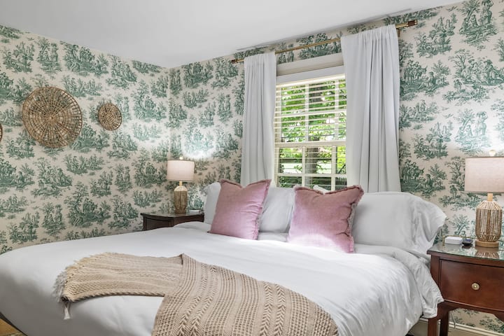 غرفة نوم بسرير كينج في الطابق السفلي. تم تجهيز غرفة النوم هذه بمرتبة ممتازة من العلامة التجارية، ومنافذ شحن USB على كل حامل ليلي لشحن أجهزتك الكهربائية بالكامل، وظلال سوداء. 