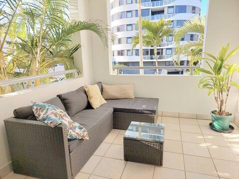 Walk to beach and shops in Mooloolaba!