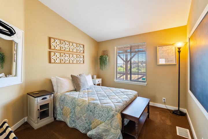 Одморете се удобно во спалната соба 1 на главната куќа во River Road Retreat, со удобен кревет во целосна големина за мирен ноќен сон.