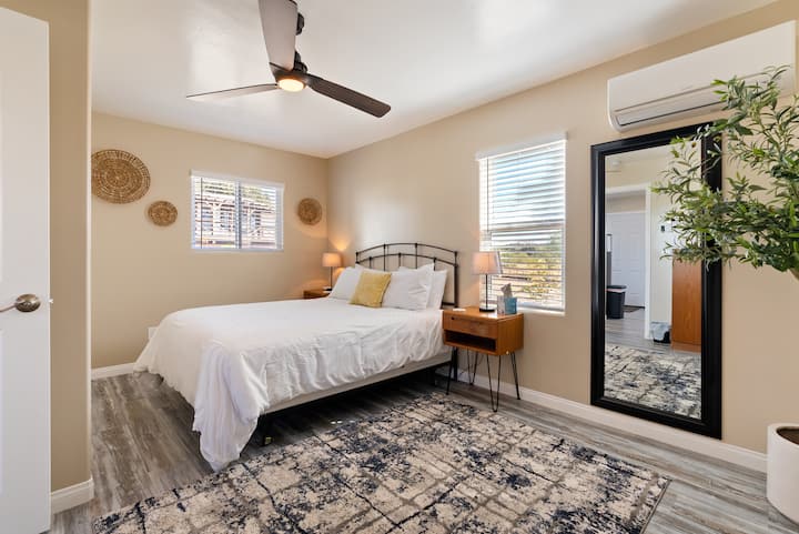 Barndominium Bedroom 2 со удобен брачен кревет (широк 150-179 см) во River Road Retreat.