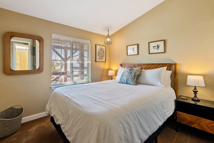 Опуштете се во спалната соба 2 од главната куќа на River Road Retreat, со удобен брачен кревет (широк 150-179 см), совршен за мирна ноќ.