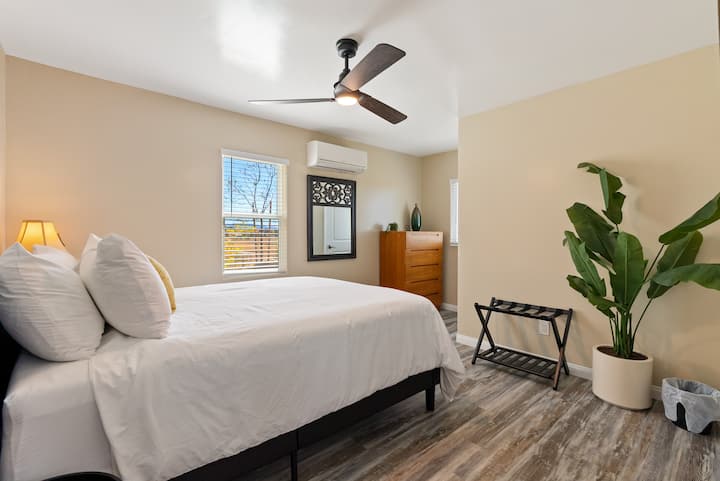 Спална соба 1 со удобен брачен кревет (широк 150-179 см) во River Road Retreat.