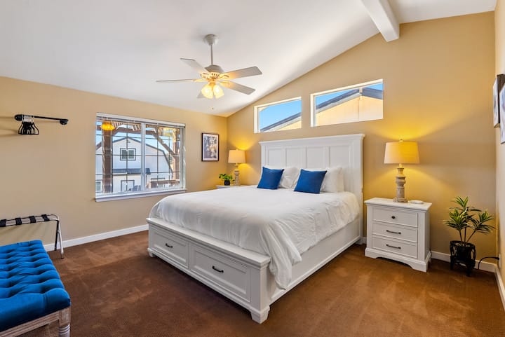 Опуштете се во главната спална соба на River Road Retreat, со луксузен брачен кревет (широк 150-179 см) и приватна бања за максимална удобност и приватност