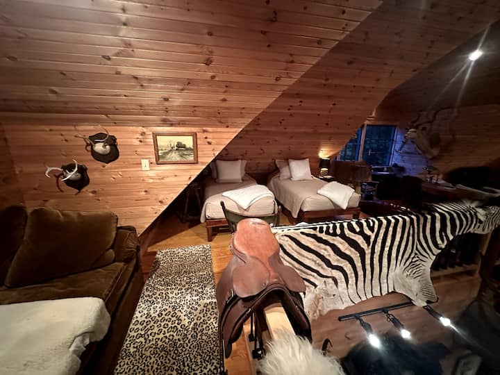 Chumba cha 2 cha kulala ni sehemu iliyo wazi kwenye ghorofa ya juu.  