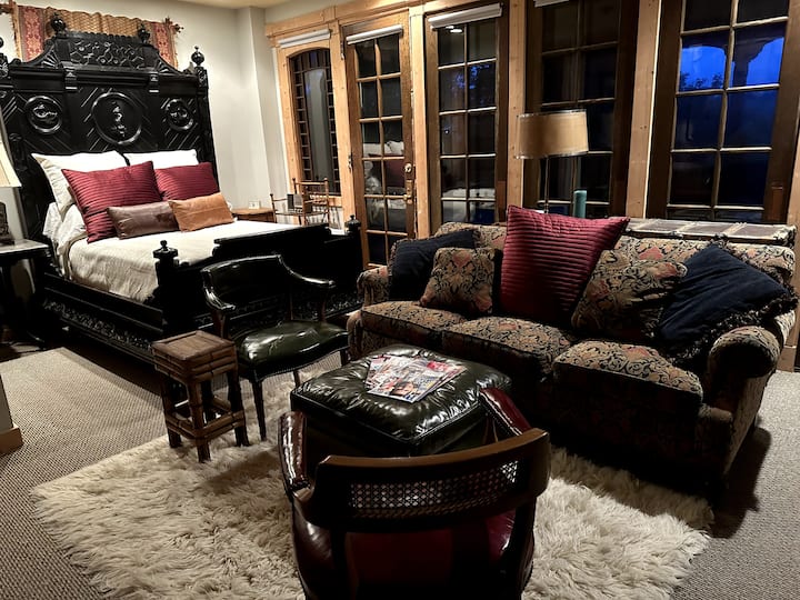 Chumba cha 3 cha kulala kiko kwenye ghorofa ya chini na kina bafu kamili lenye bafu pekee.