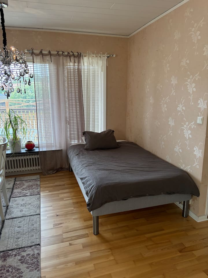 Ky krevat është 120 cm dhe mund të akomodojë lehtësisht dy fëmijë, për shembull. 
Krevat është në dhomën e madhe të ndenjjes.
