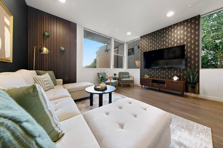 Best Rooftop in Seattle: Space Needle & Lake Views gallery image 3