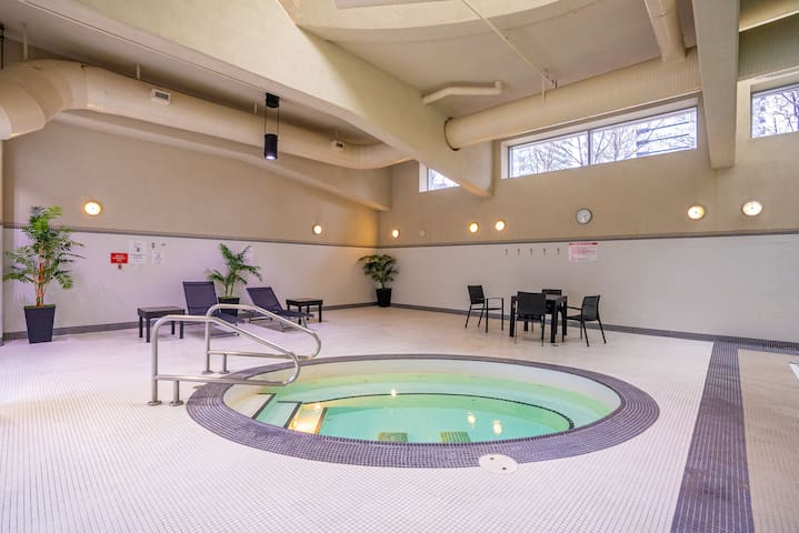 RARE-4BD/3BTH CityTownHouse W-Rooftop ~Hottub/Pool gallery image 4