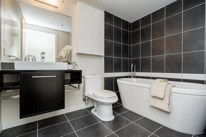 RARE-4BD/3BTH CityTownHouse W-Rooftop ~Hottub/Pool gallery image 5