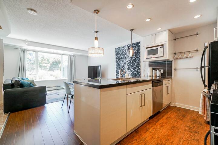 RARE-4BD/3BTH CityTownHouse W-Rooftop ~Hottub/Pool gallery image 2