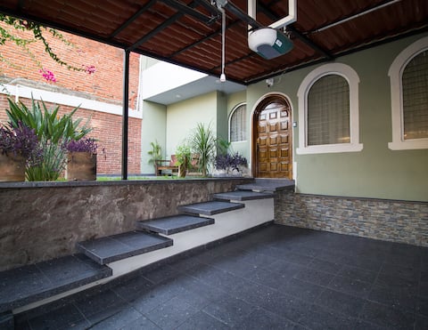 Casa Bugambilia. Comfortable house, near downtown.