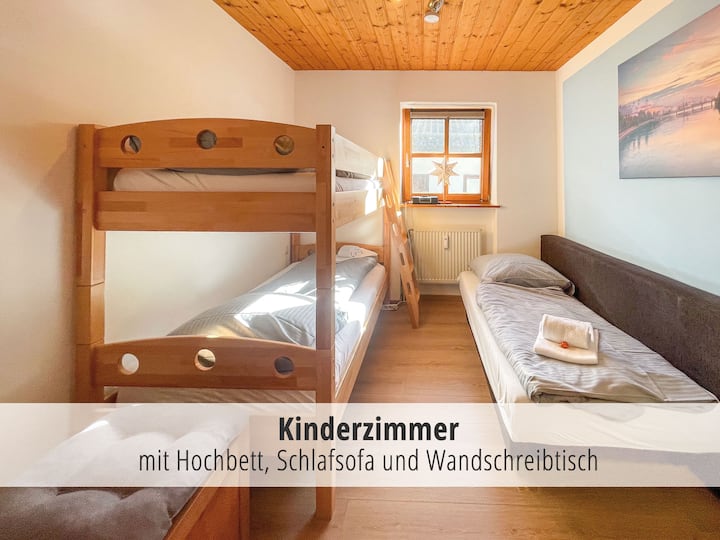 Im kinderfreundlichen Kinderzimmer schlafen bis zu drei Kinder im robusten Stockbett und auf der Schlafcouch. In der Kommode warten viele Spiel- und Malsachen auf Ihre Kinder. 