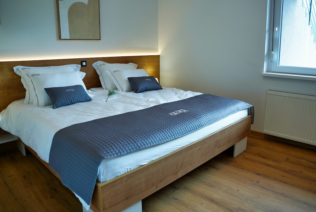 سرير مريح بحجم كينغ