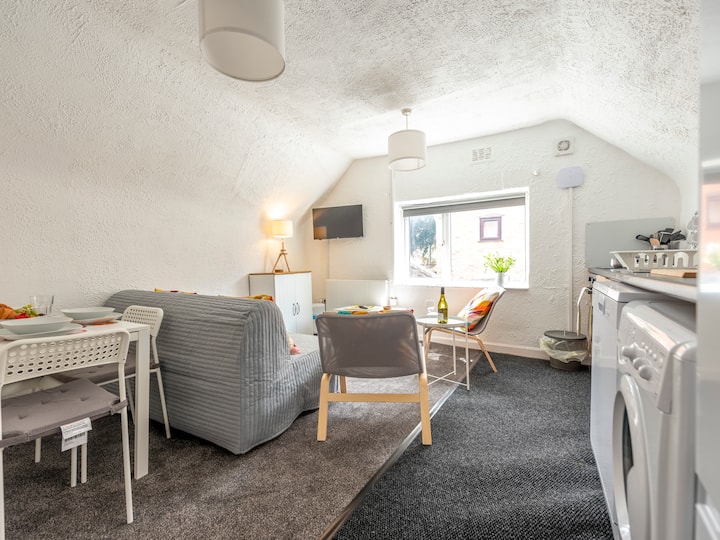 Kleines Doppelschlafsofa im Wohnzimmer