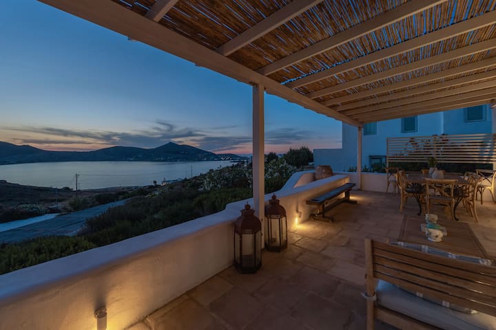 Aegean Elegance : Villa Penelope – Naousa, Paros.