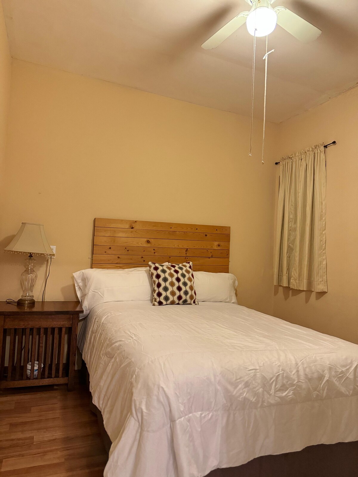 Голяма спалня с двойно легло 