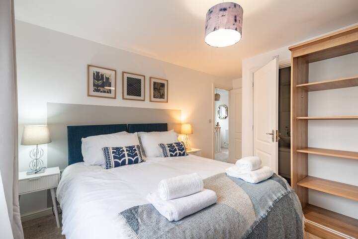 Hlavná spálňa s vlastnou kúpeľňou. K dispozícii sú uteráky a posteľná bielizeň