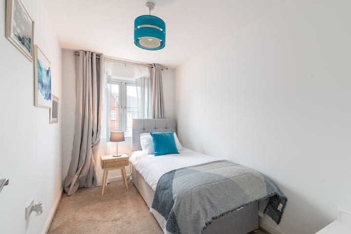 Jednolôžková izba s vešiakom na oblečenie a celoplošným zrkadlom. K dispozícii