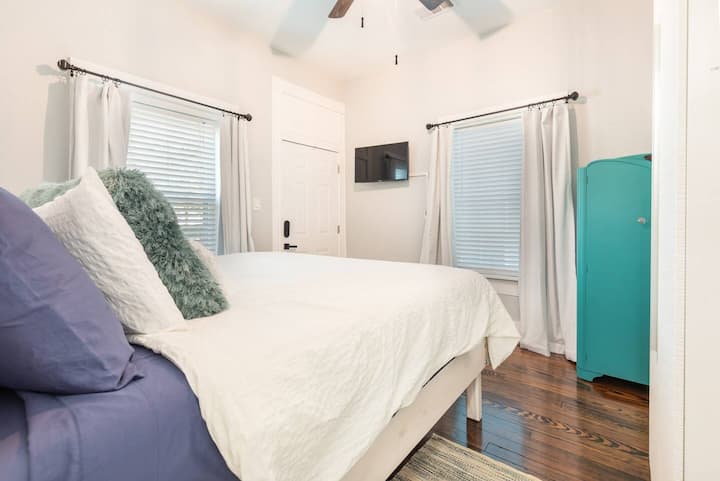 ห้องนอนใหญ่พร้อมเตียงขนาดคิงไซส์และเข้าถึงสวนหลังบ้านที่กว้างขวางพร้อมจากุซซี่หลุมก่อไฟเตาปิ้งย่างดาดฟ้าและลานบ้านได้โดยตรง