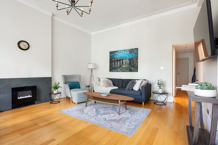 95 Sq meters 2 bedroom Notting Hill flat & terrace