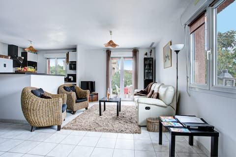 Entire villa, bright garden, garage