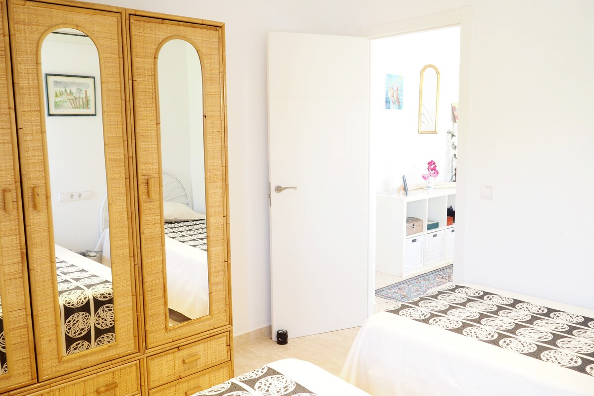 Amplio dormitorio en la planta alta con aire acondicionado junto a la biblioteca y el dormitorio principal. Ideal para niños!