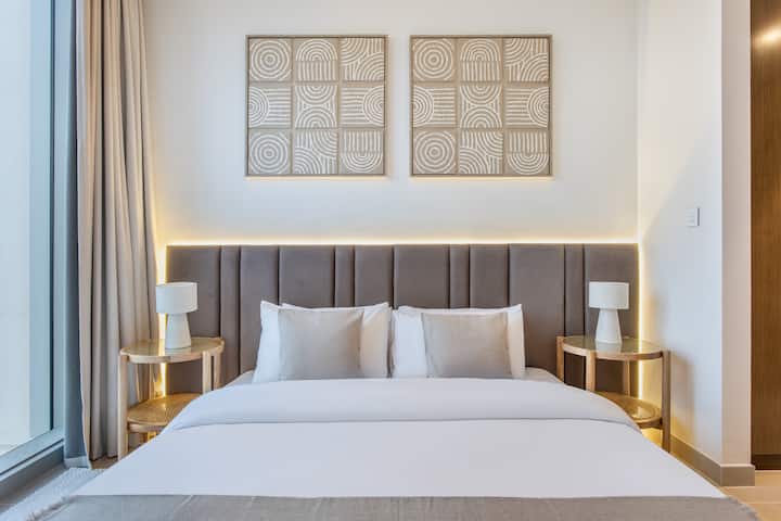 Un lit king size avec un éclairage doux et indirect crée une atmosphère relaxante et confortable, parfaite pour se détendre après une longue journée. L'éclairage améliore le confort et l'élégance de la pièce.