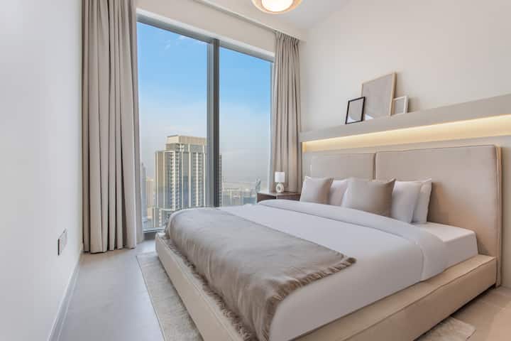 La chambre dispose également d'un lit king size, parfait pour se détendre et profiter de la vue imprenable. Un espace confortable pour se détendre tout en admirant le paysage urbain à couper le souffle.