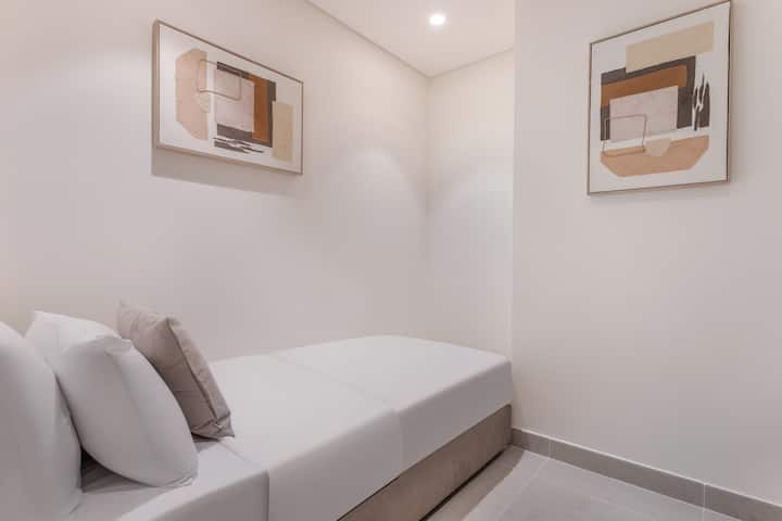 Dans la quatrième chambre, vous trouverez un lit simple. Il y a également une petite salle de bain avec douche directement accessible depuis cette chambre. 