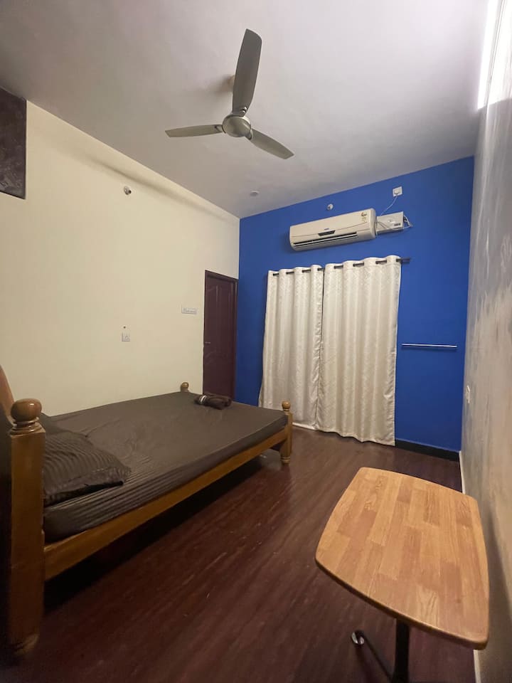 Un lit confortable avec salle de bain attenante