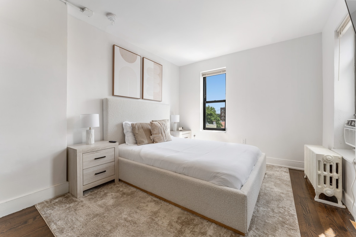 Een charmante slaapkamer met een comfortabel bed, met een rustgevende sfeer voor een ontspannen verblijf. 