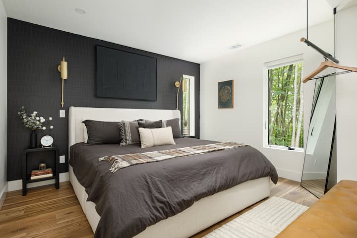 el dormitorio con cama tamaño king. 