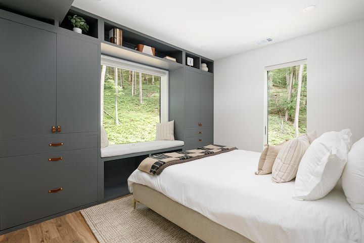 el dormitorio del rincón con un relajante rincón de lectura con vistas a las colinas glaciales. 