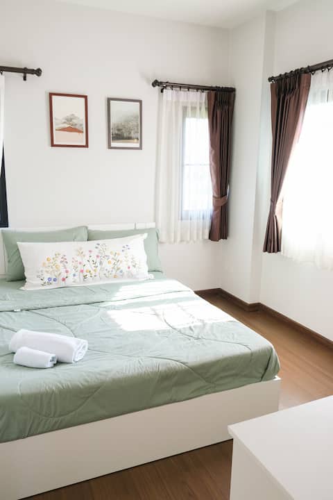 JJ House near golf,กาดฝรั่ง 4 BR 13km to Old town