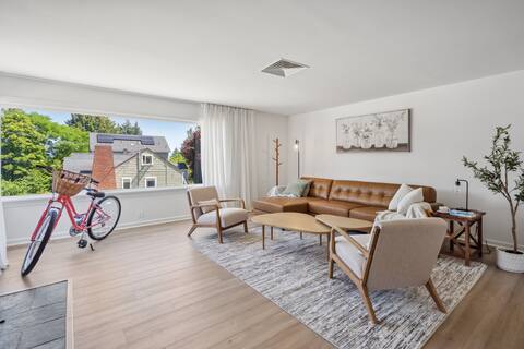 Spacious 5B2B home 5 min to airport w/AC Game Room