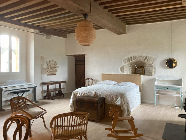 38 ตร.ม. เพื่อให้รู้สึกสบายใจ ห้องนอนขนาดใหญ่ในคุกใต้ดินเล็กๆ เก่าแก่ที่มีช่องลูกศรแต่ละด้าน (ดูรูป)