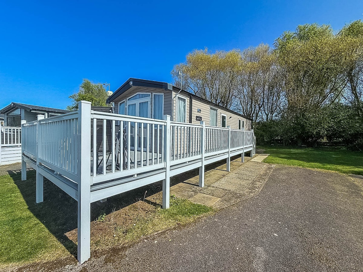Top Airbnb: Caravan with decking at Manor Park ref 23016K in Hunstanton