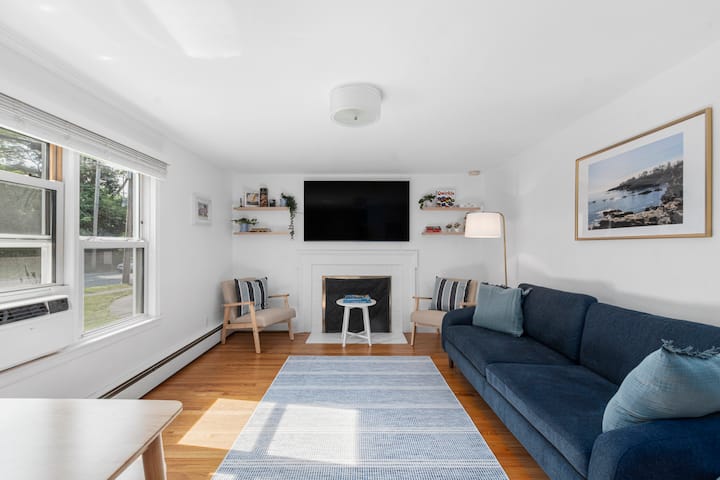 4br Near Downtown Bristol W/ Yard & Parking - Bristol, RI
