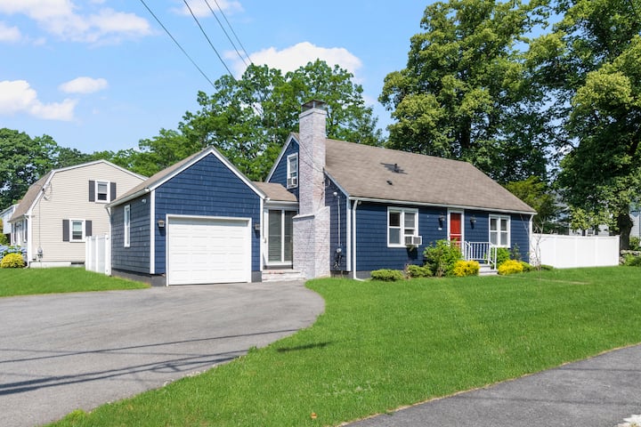 4br Near Downtown Bristol W/ Yard & Parking - Rhode Island