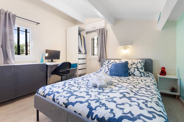 Chambre cosy
مجهزة بسرير مزدوج 140 × 200 (يتسع لنوم شخصين)
عمود خزانة الملابس 
مثالية لزوجين أو شخص
