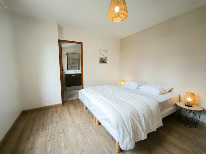 Master suite on the ground floor, 160 x 200 cm bed, dressing room, bathroom