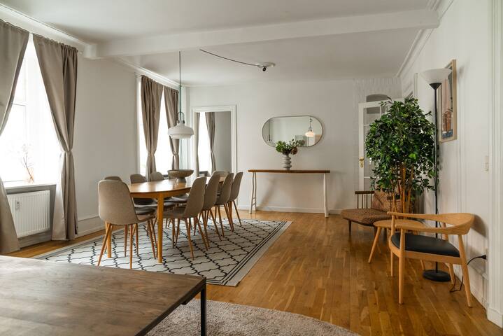 Luxurious 4 bedroom apartment nr. 4 gallery image 2