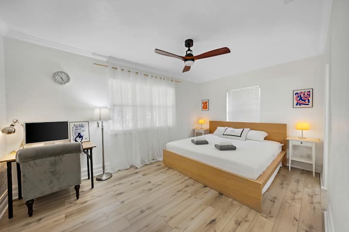 Შეაბიჯეთ მთავარ საძინებელში, სადაც დიდი საწოლი და სააბაზანო ქმნის მშვიდ საკურთხეველს როგორც კომფორტით, ისე განმარტოებით.