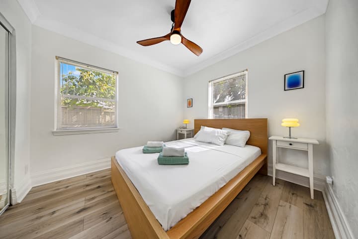 Შეაბიჯეთ მეორე საძინებელში, სადაც ორადგილიანი საწოლი და რბილი განათება ქმნის დასვენებას, დანიშნული სააბაზანოთი, რომელიც მოსახერხებელია პირდაპირ მეზობლად.